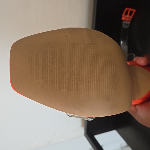 Orange high heels. - Picture 4 of 6